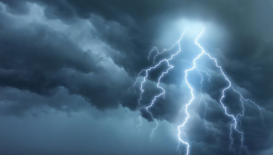 పిడుగుపడి గేదెల కాపరి మృతి